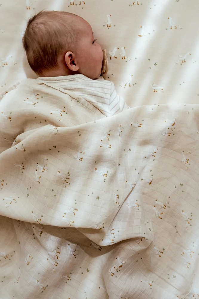 Little Dutch Swaddle Doek Hydrofiel Little Goose 120x120 | Beige - Image 4